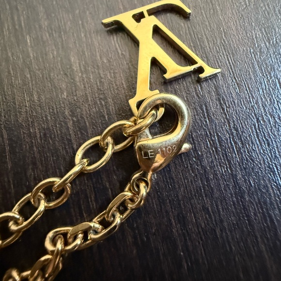 Louis Vuitton Pendentif Lock Me Pendant Necklace - Picture 8 of 11